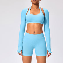 Wear A Sports Waistcoat With A Long-sleeved Shawl